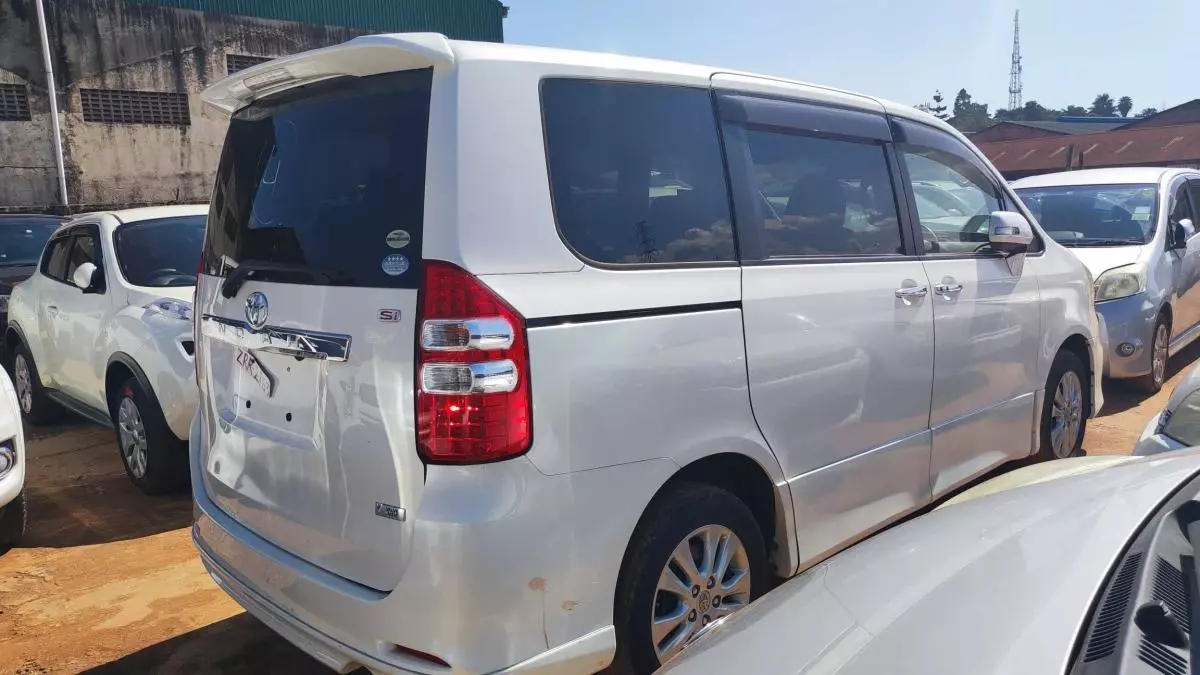 Toyota Noah   - 2010