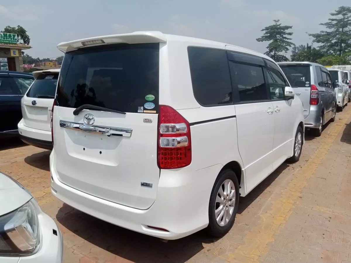 Toyota Noah   - 2012