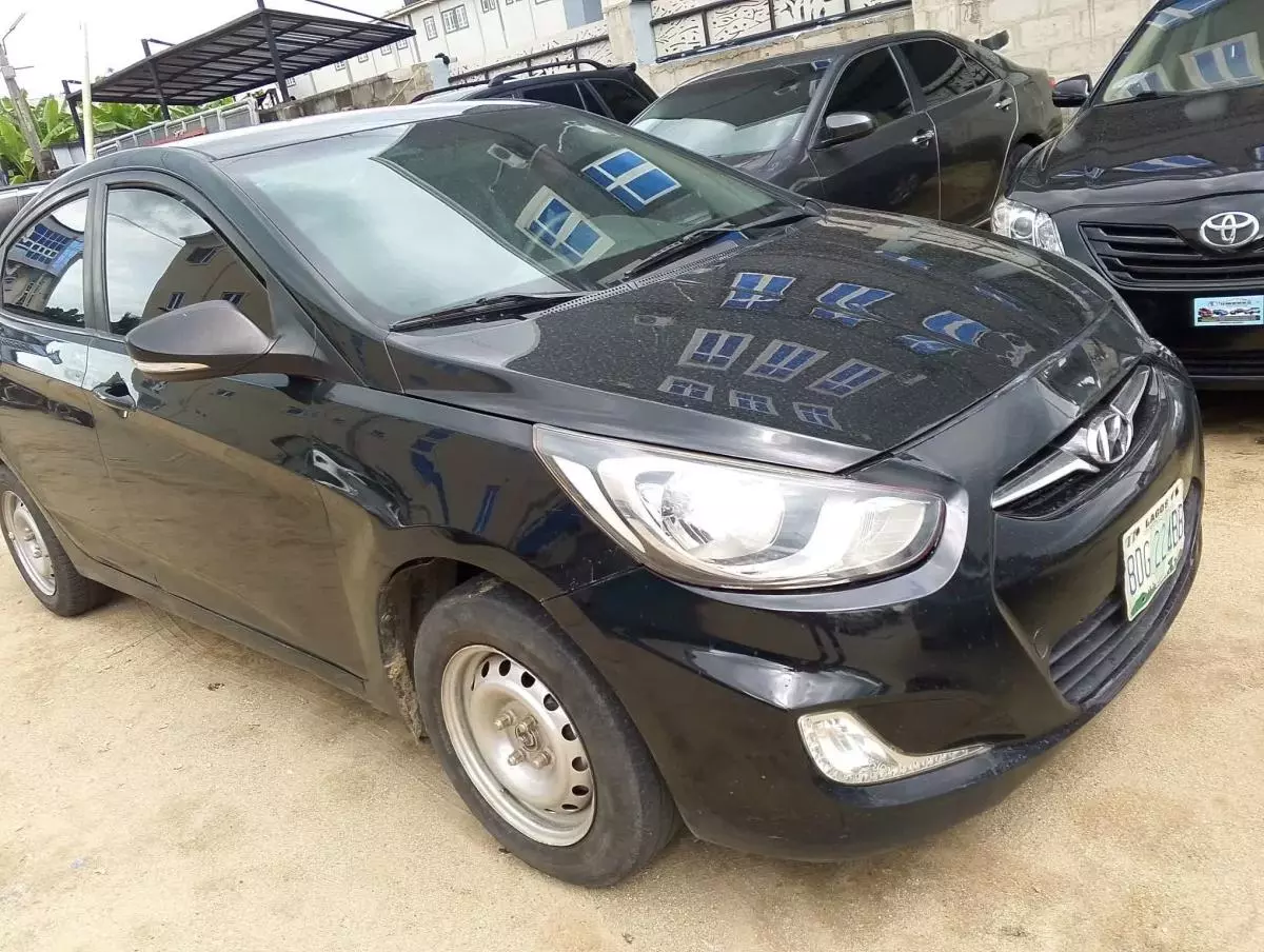 Hyundai Elantra   - 2012