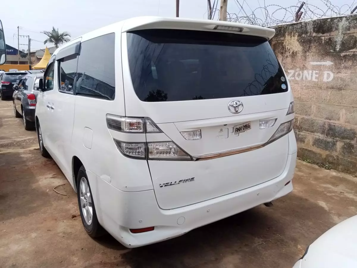 Toyota Vellfire    - 2009