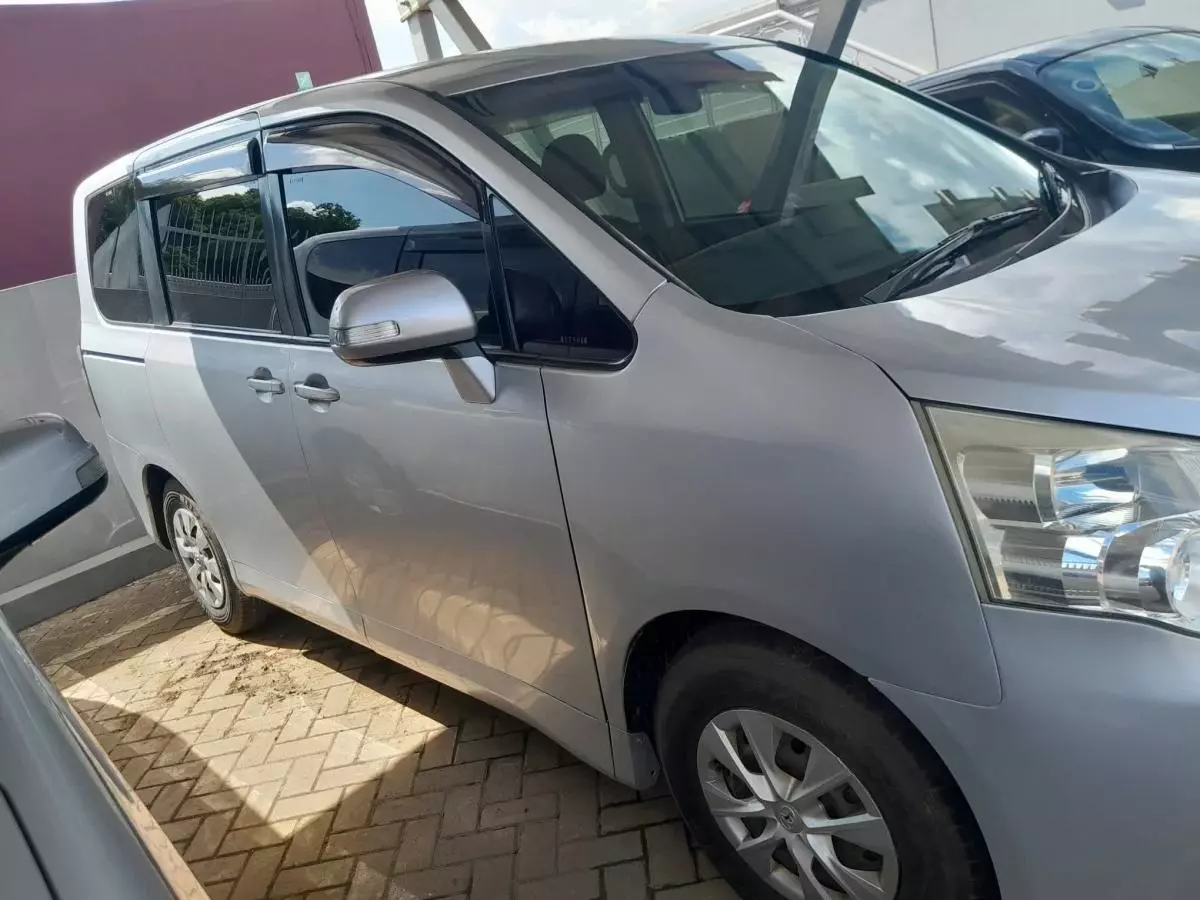 Toyota Noah   - 2010