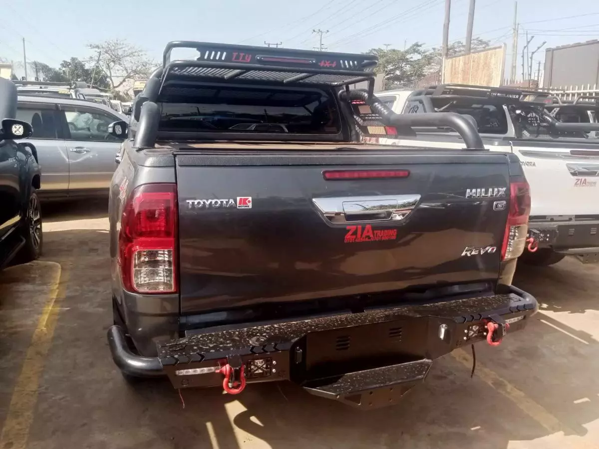 Toyota Hilux   - 2019