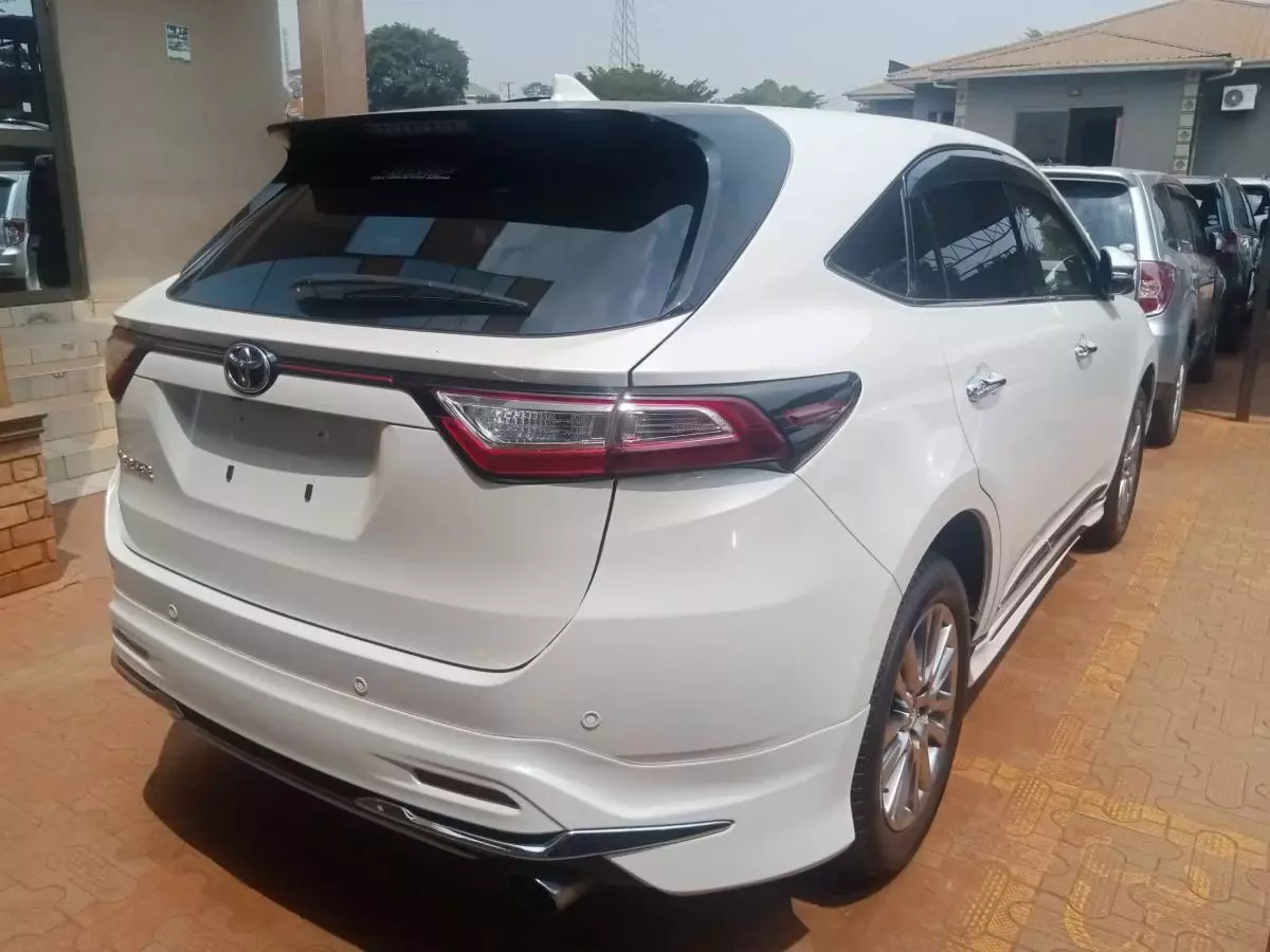 Toyota Harrier   - 2016