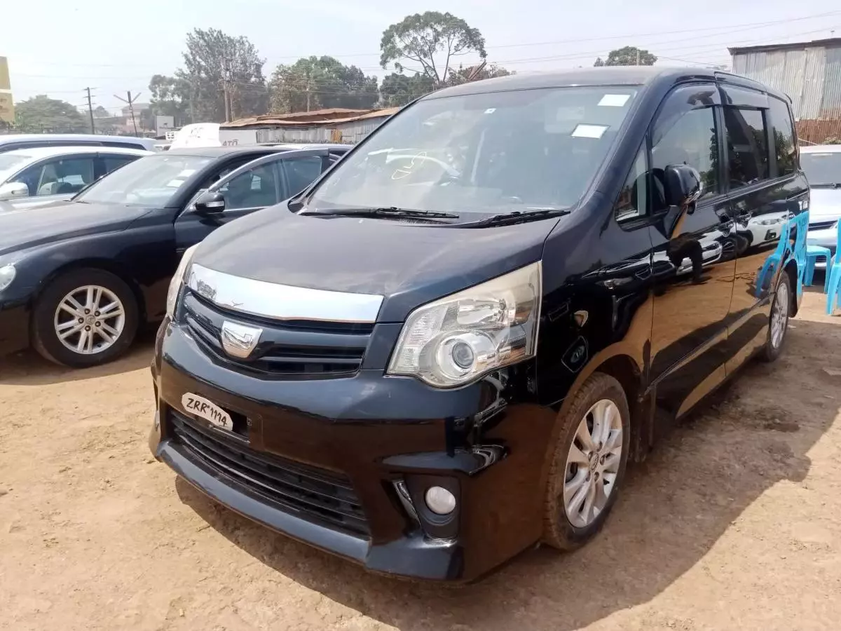 Toyota Noah   - 2011