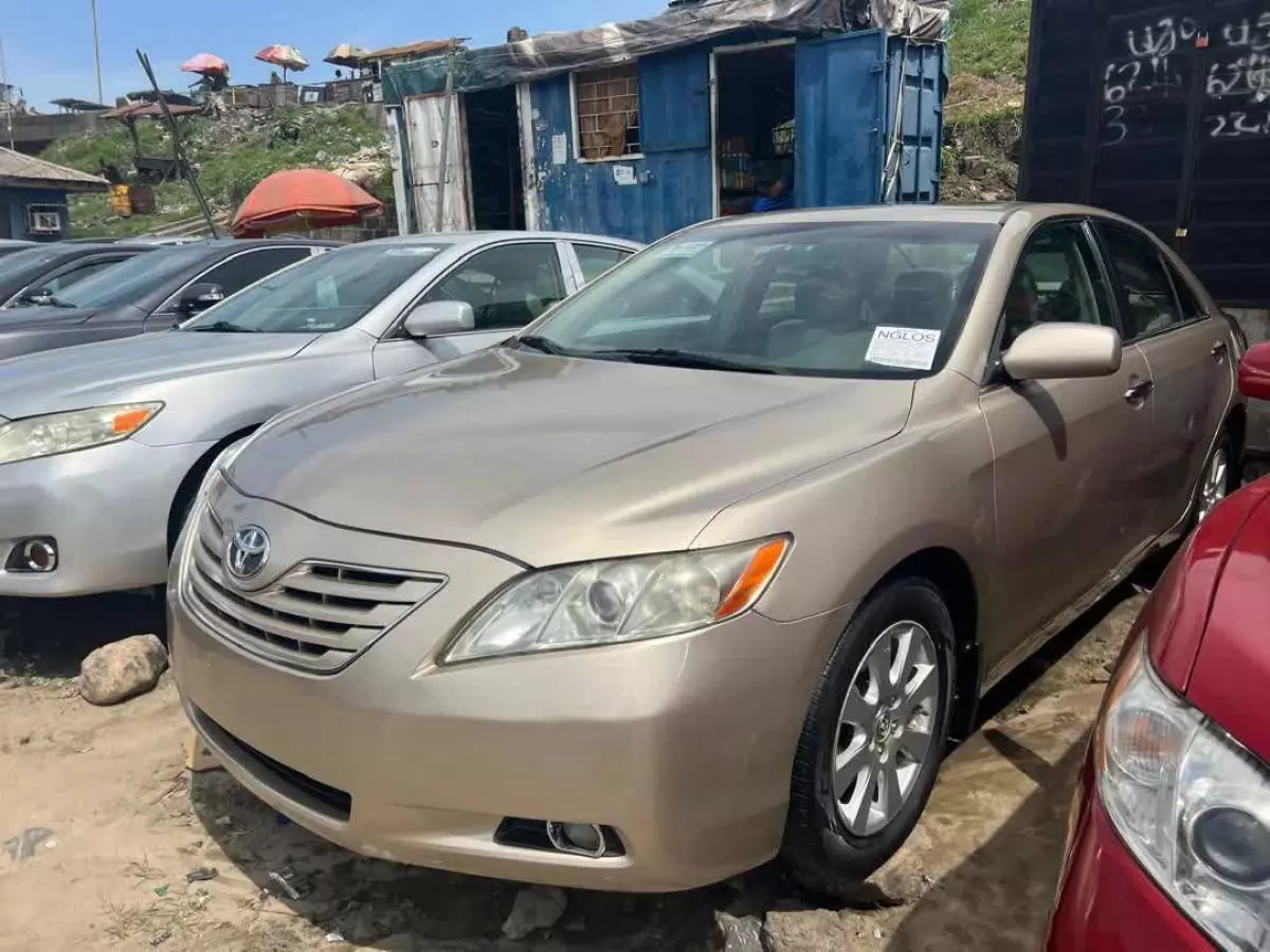 Toyota Camry   - 2009