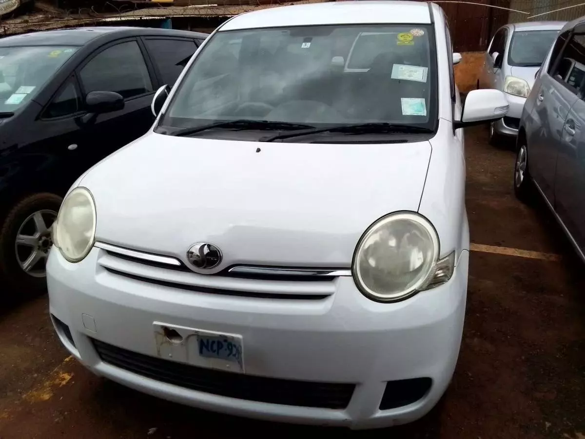 Toyota Sienta - 2009