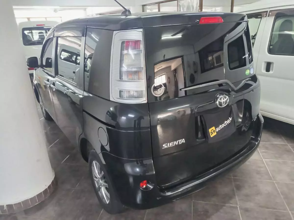 Toyota Sienta - 2014