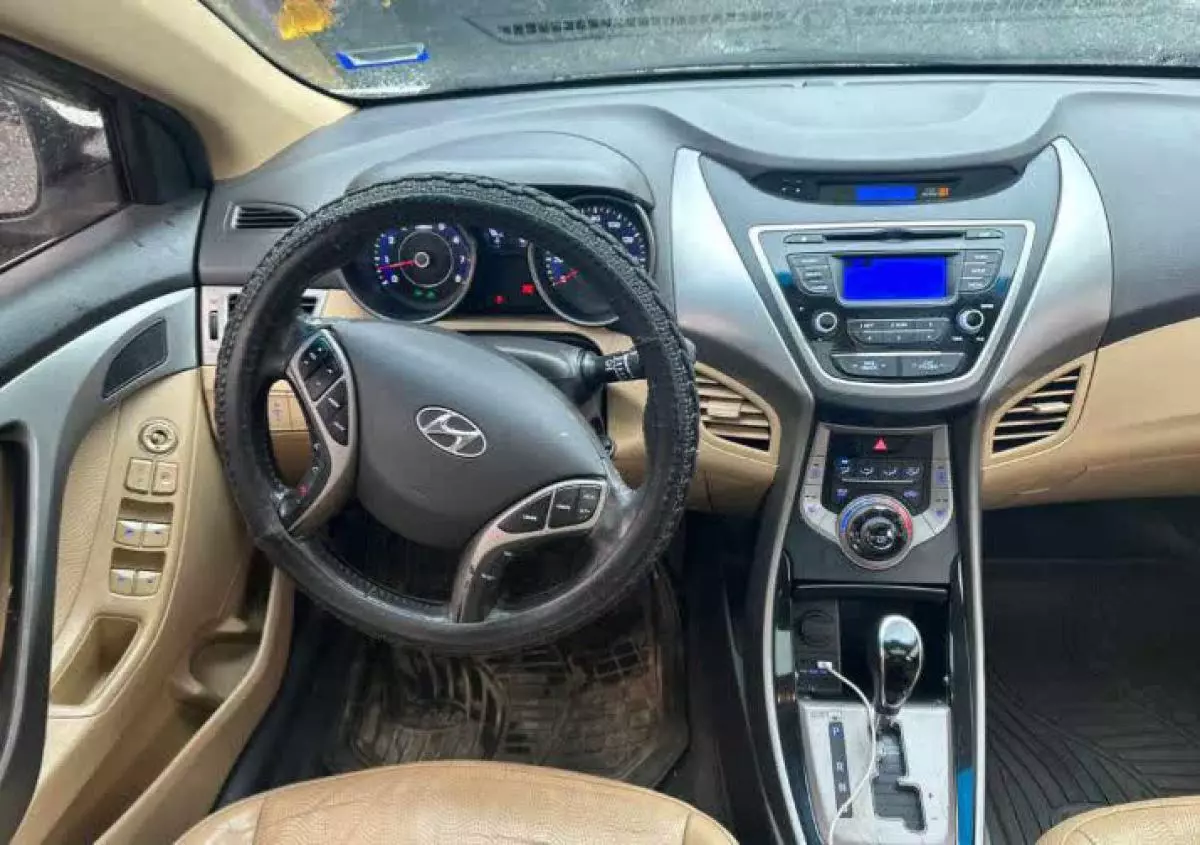 Hyundai Elantra   - 2013