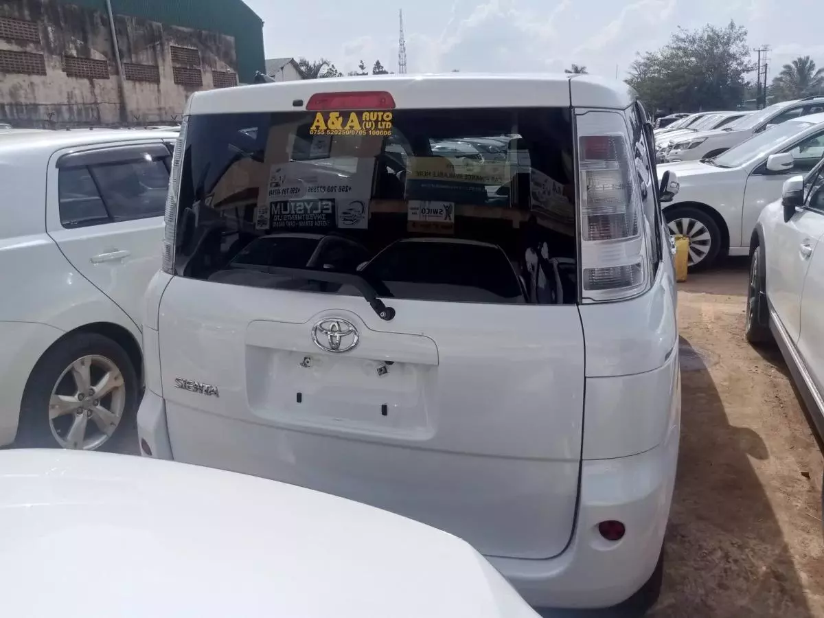 Toyota Sienta   - 2012