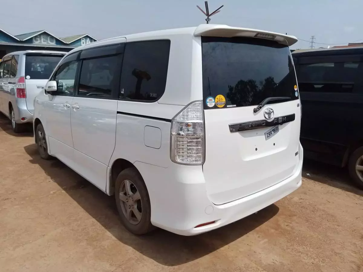 Toyota Noah   - 2009