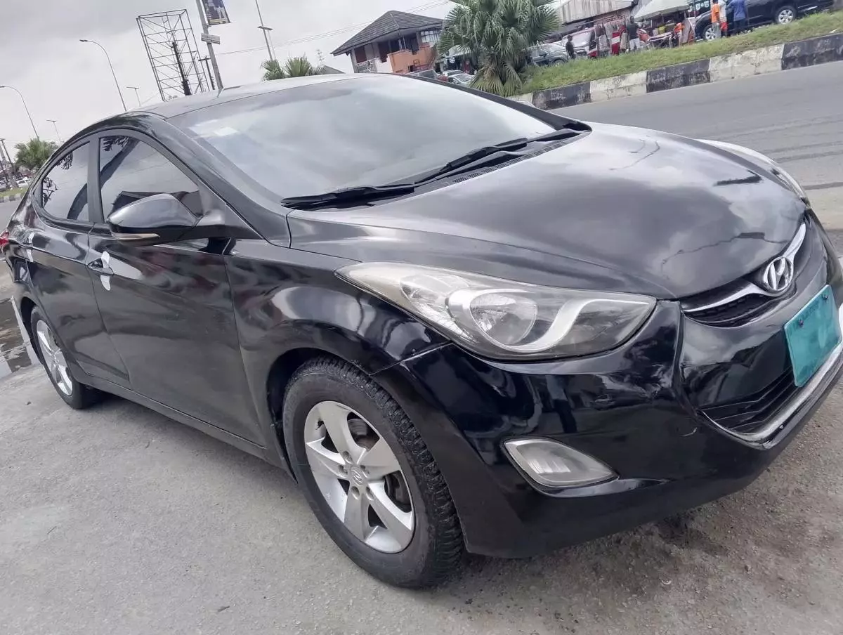 Hyundai Elantra   - 2011