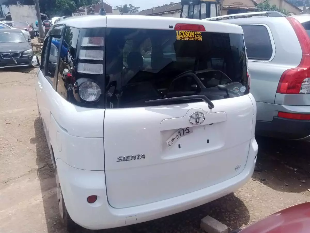 Toyota Sienta   - 2009