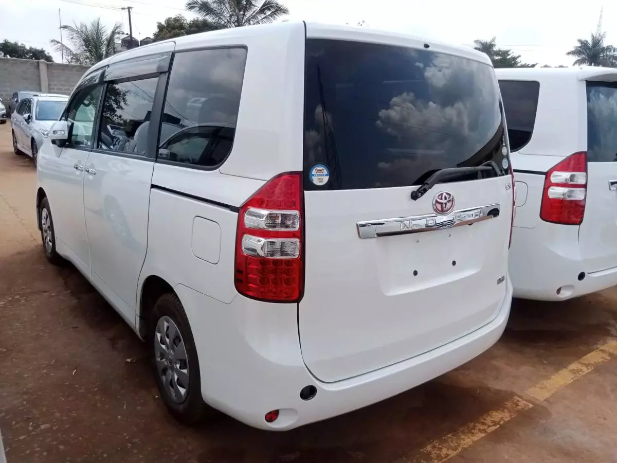 Toyota Noah   - 2011