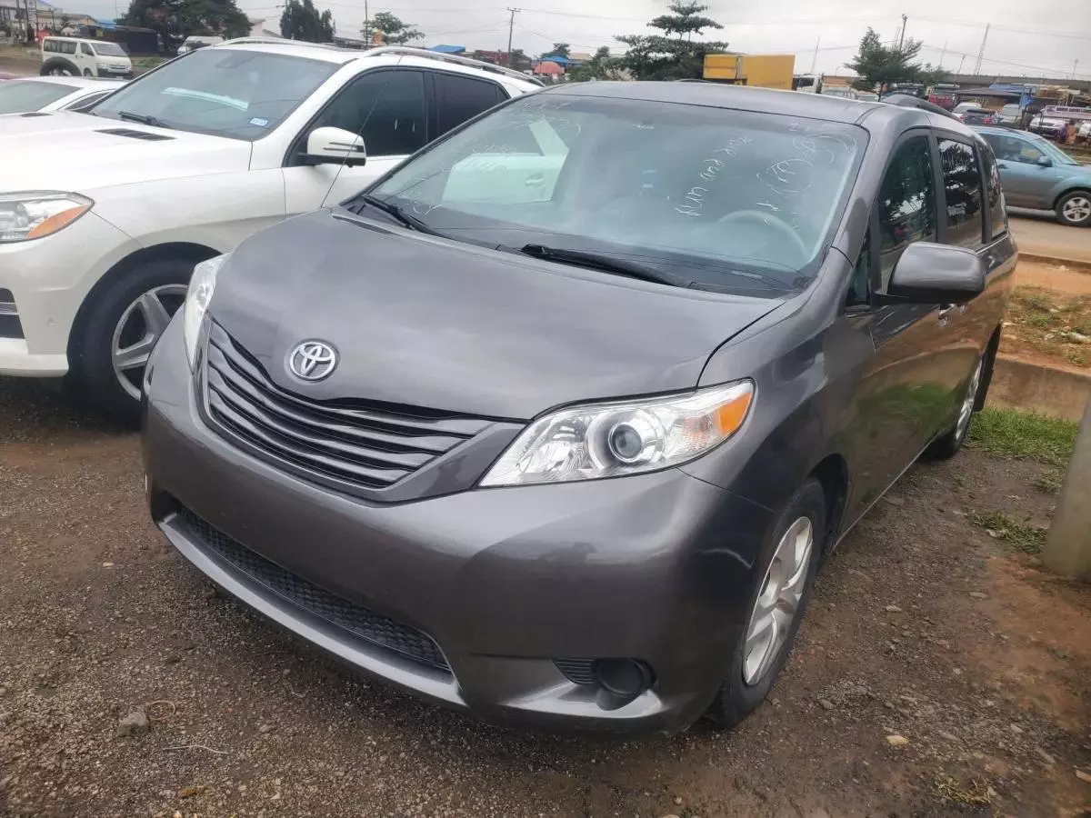 Toyota Sienna   - 2011