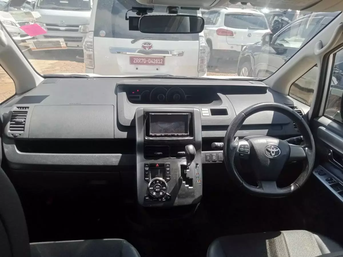 Toyota Voxy    - 2012