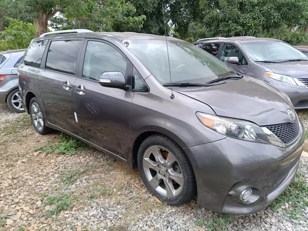 Toyota Sienna   - 2011