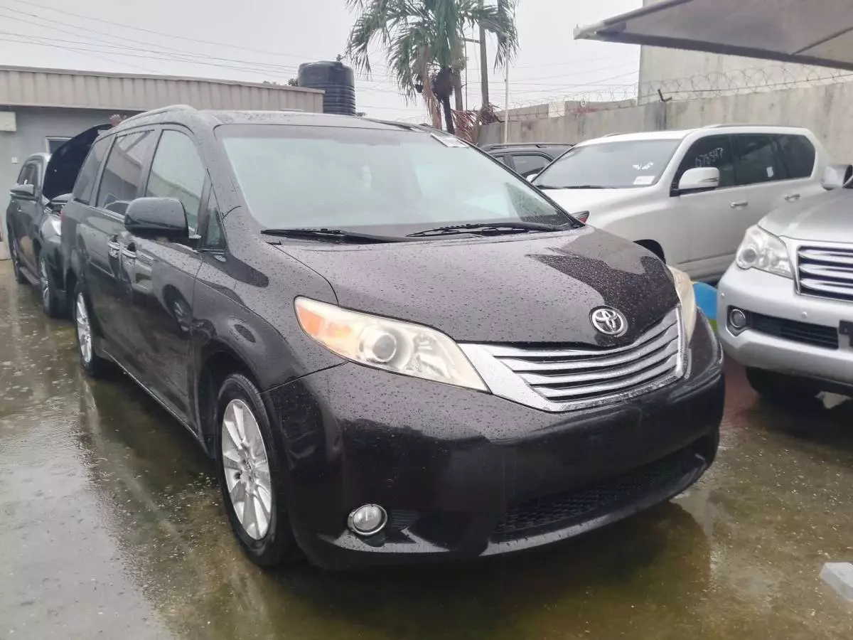 Toyota Sienna   - 2011