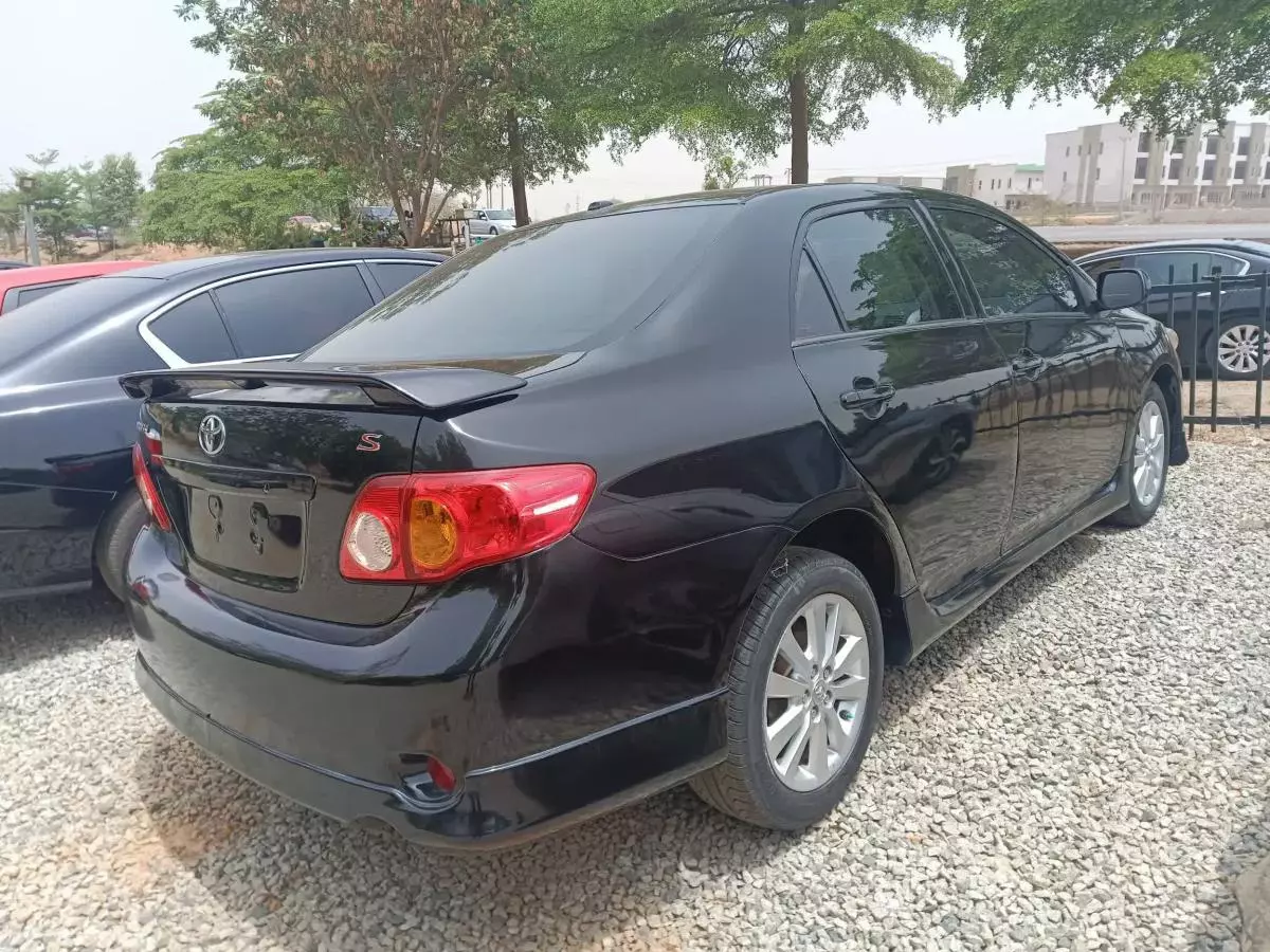 Toyota Corolla   - 2010