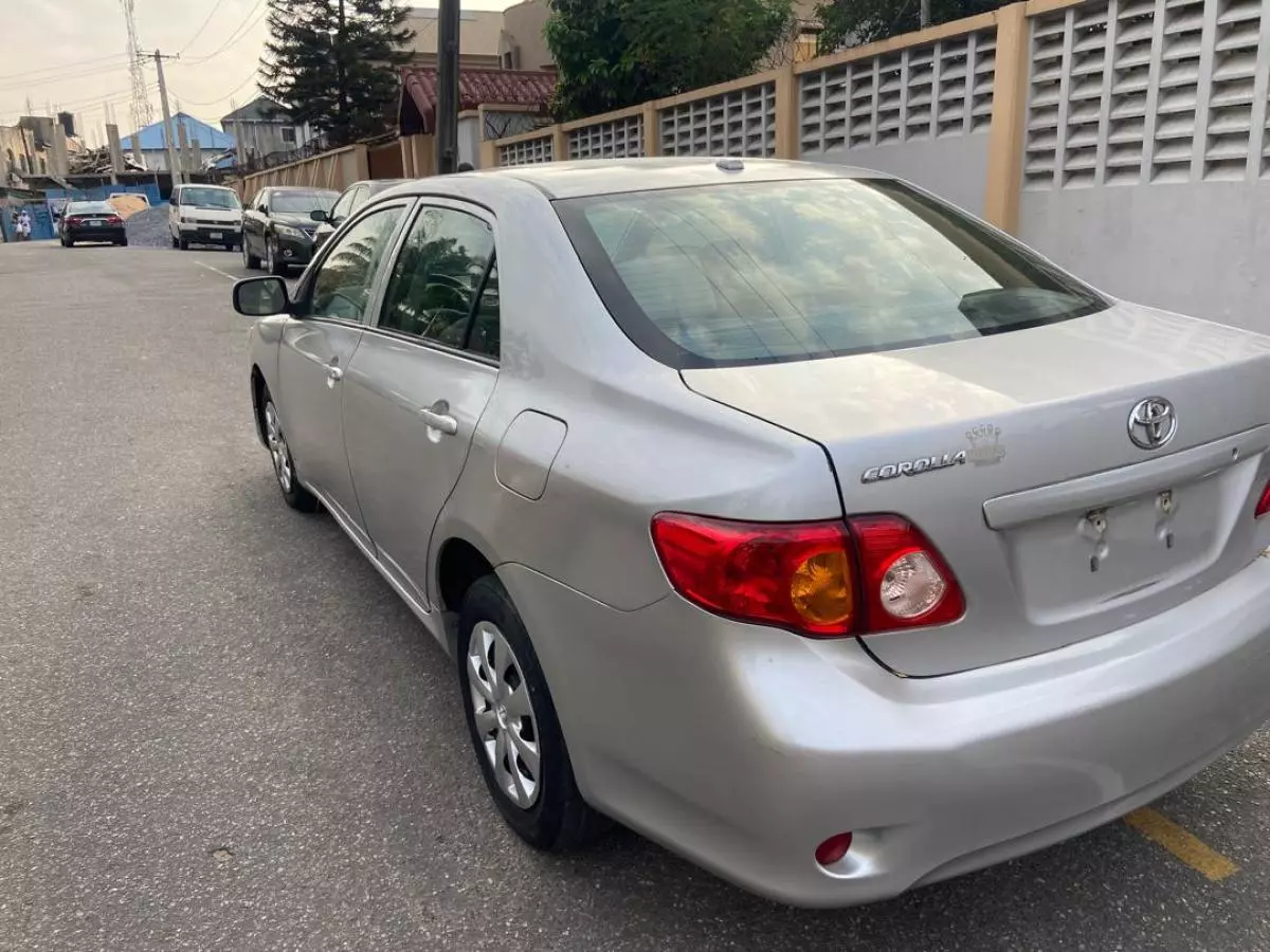 Toyota Corolla   - 2009