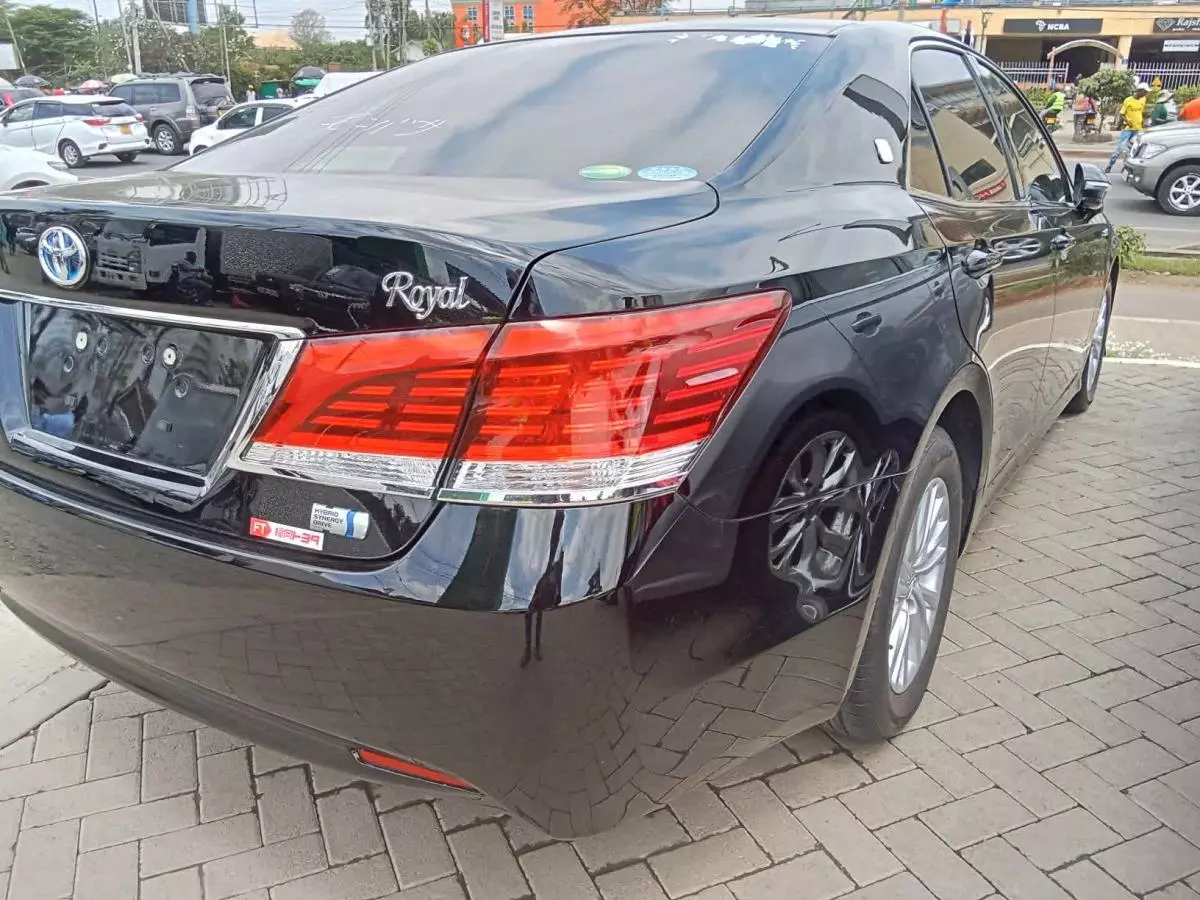 Toyota Crown Royal saloon Hybrid    - 2017