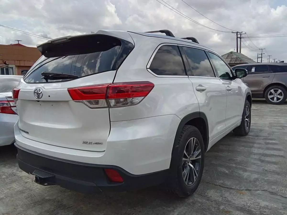 Toyota Highlander   - 2016