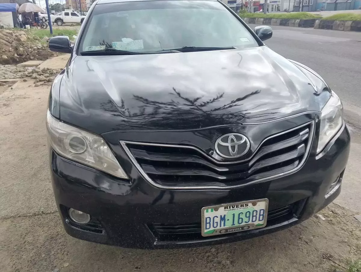 Toyota Camry   - 2010