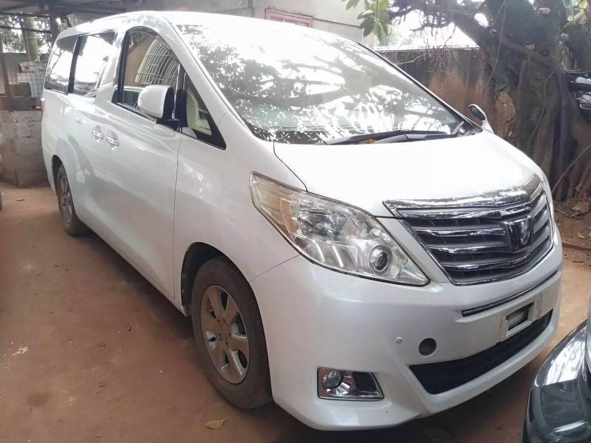 Toyota Alphard   - 2011