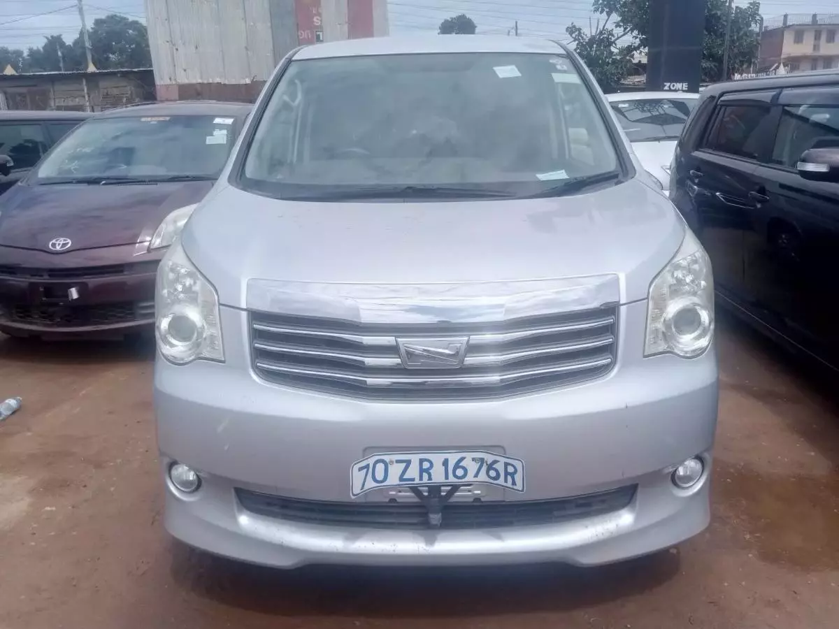 Toyota Noah   - 2011