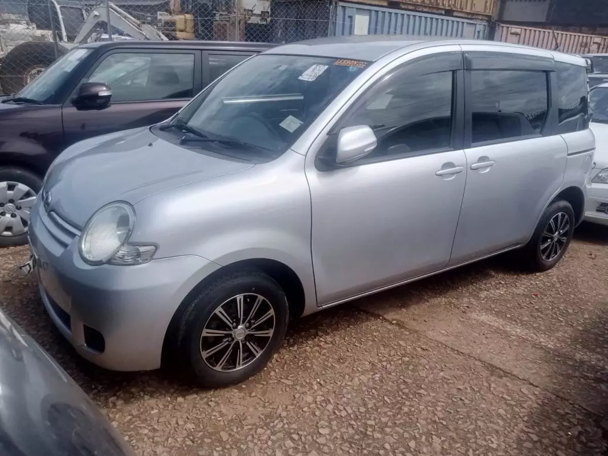 Toyota Sienta   - 2009