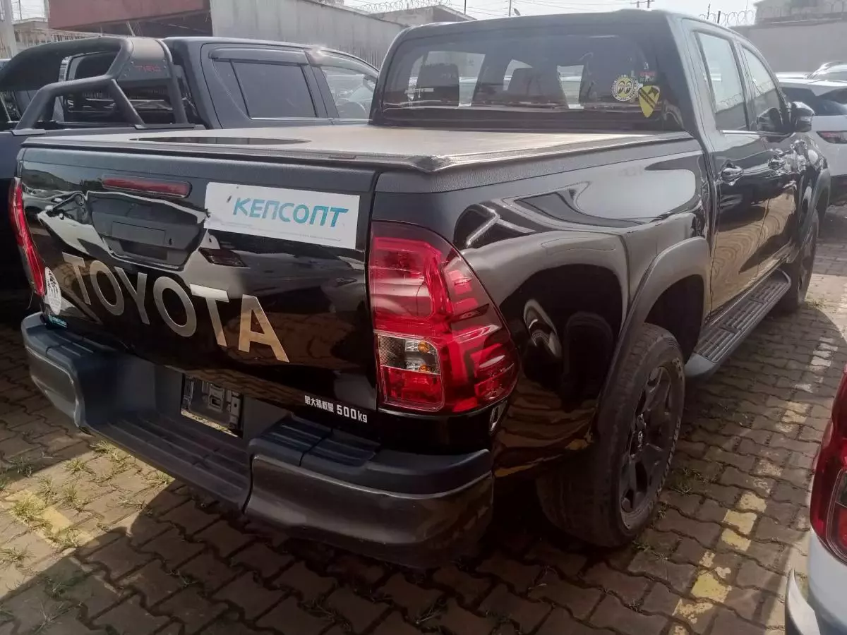 Toyota Hilux   - 2019