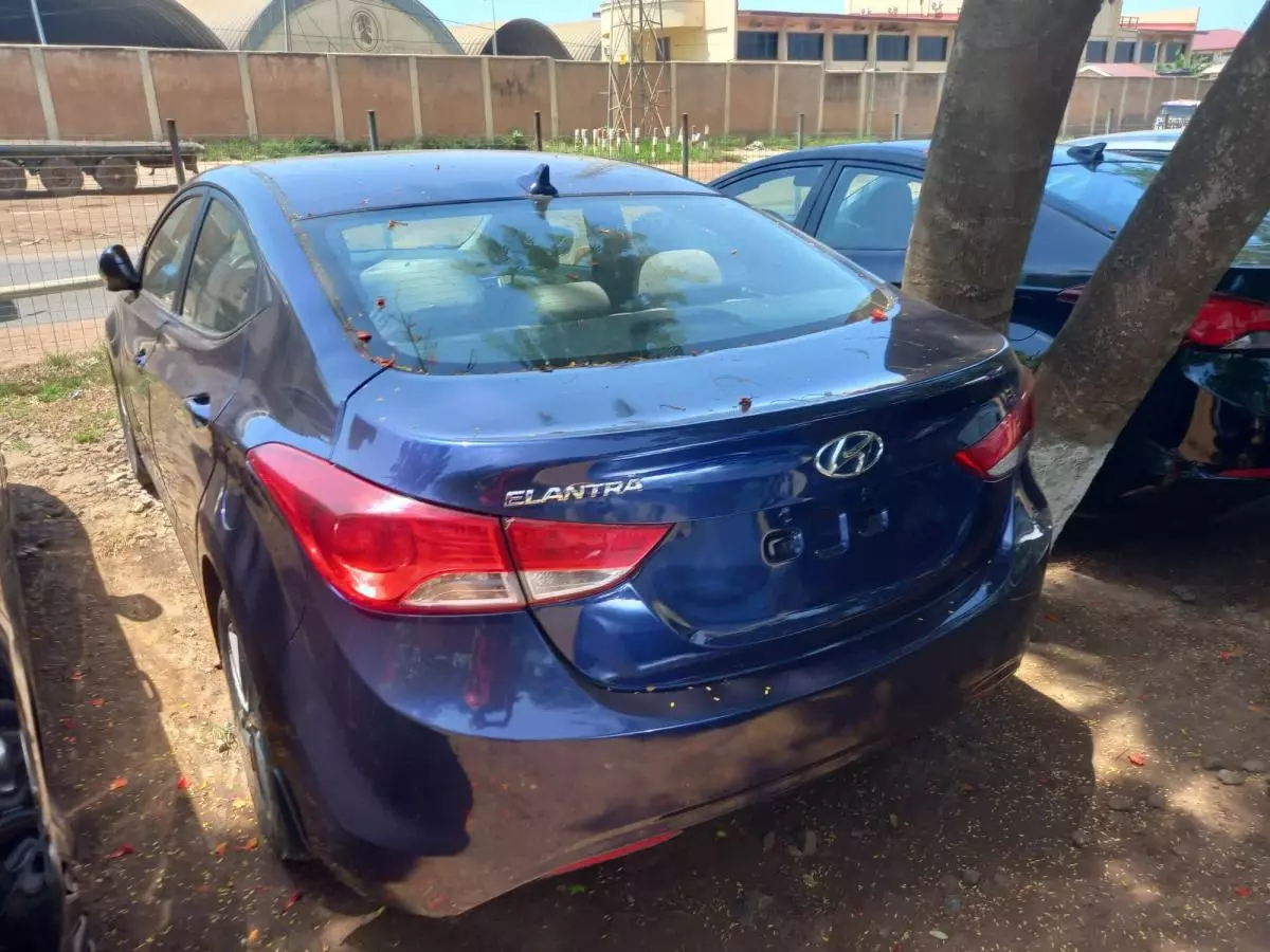 Hyundai Elantra   - 2013