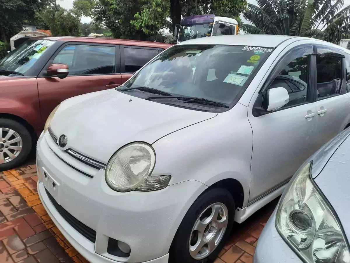Toyota Sienta - 2008