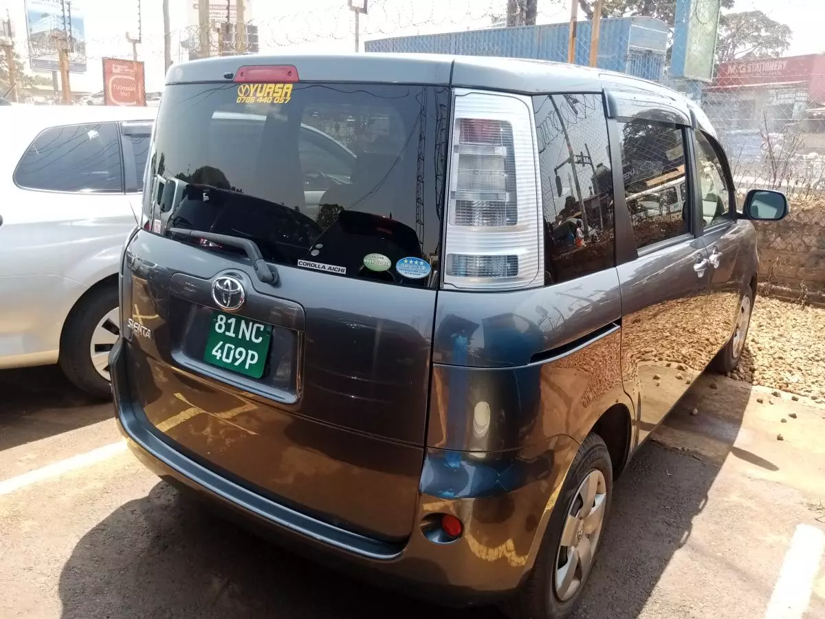 Toyota Sienta   - 2012