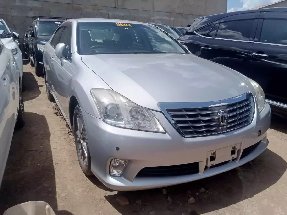 Toyota Crown   - 2012