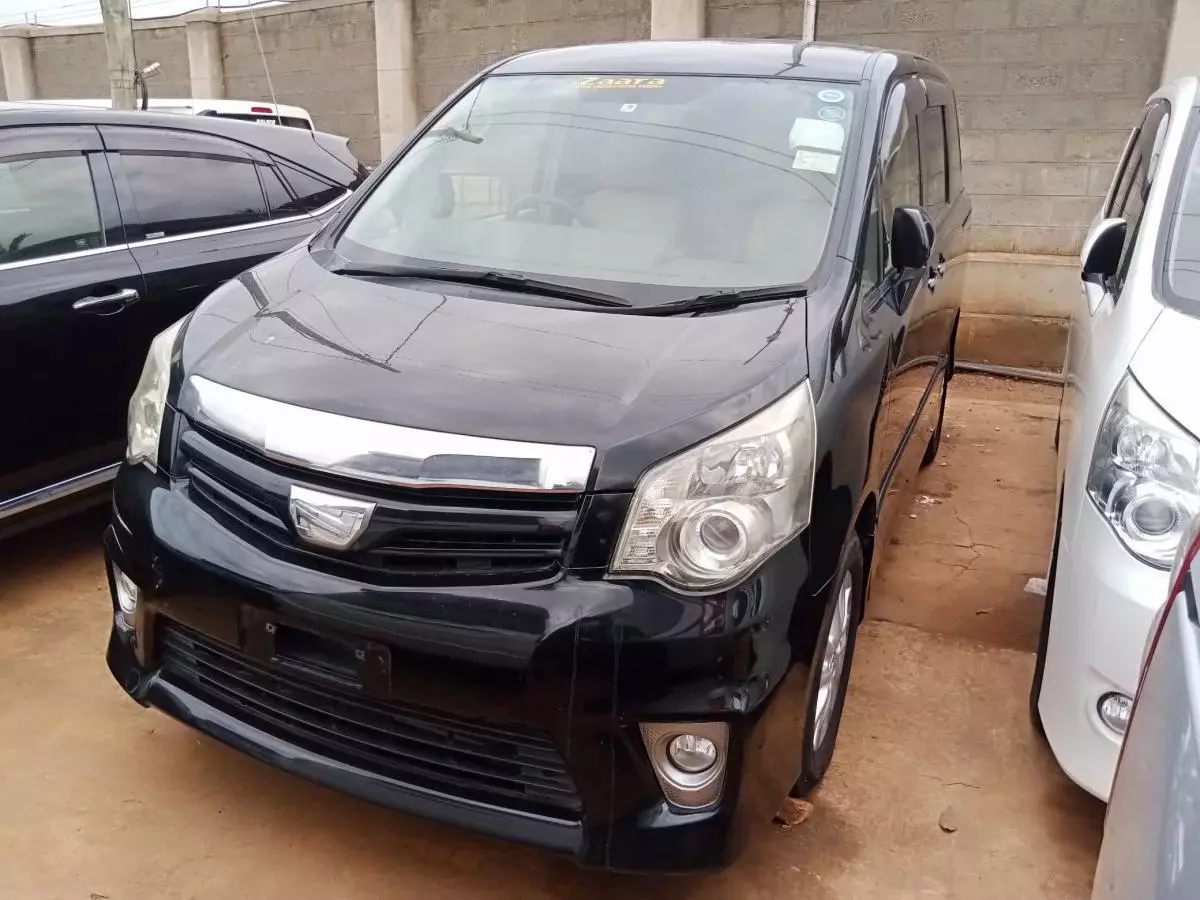 Toyota Noah   - 2011