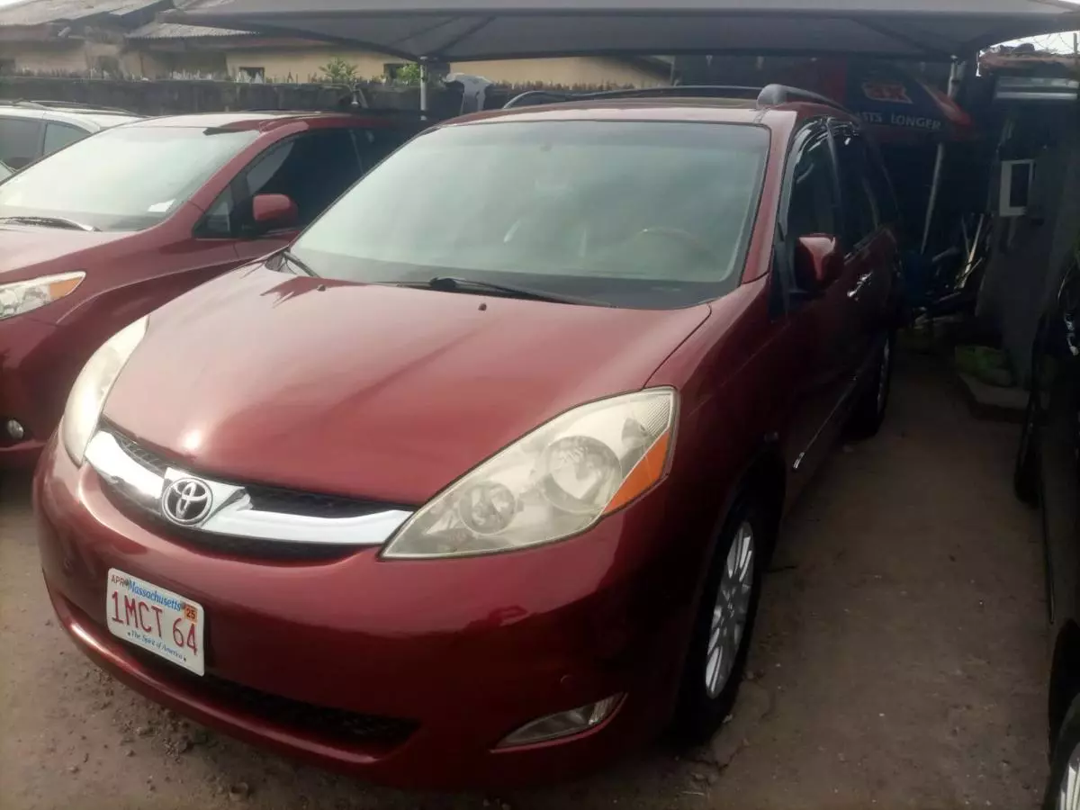 Toyota Sienna   - 2010