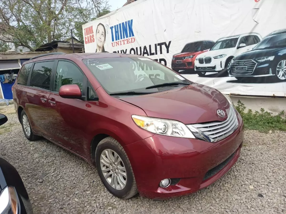 Toyota Sienna   - 2011