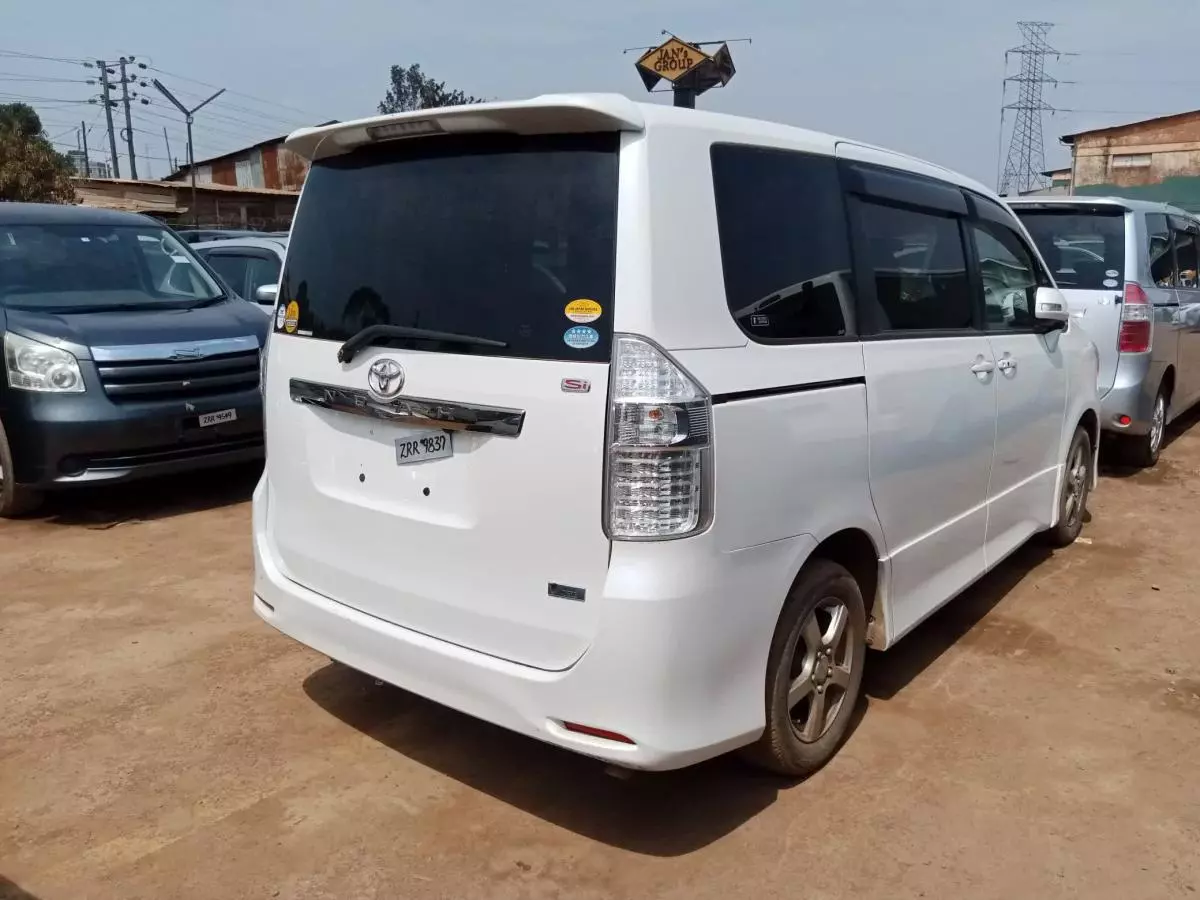 Toyota Noah   - 2009