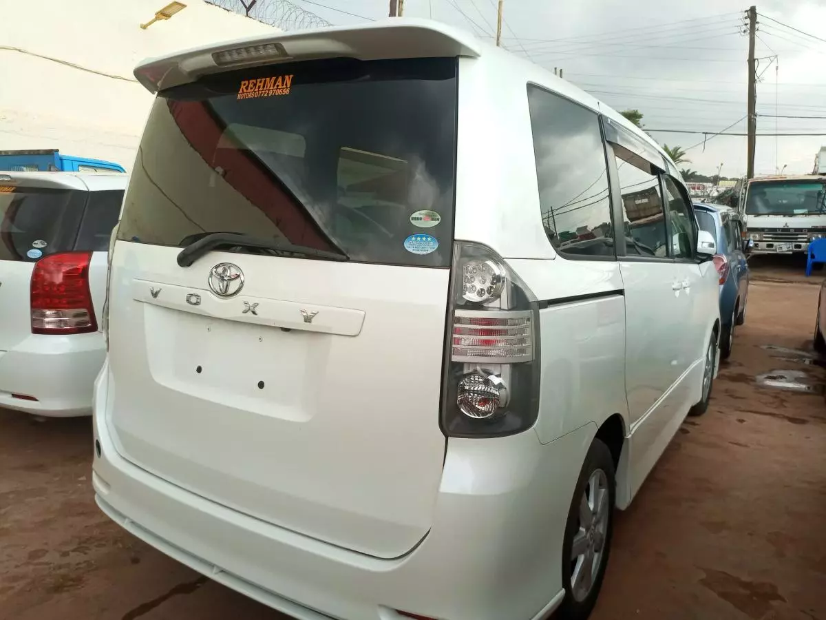 Toyota Voxy    - 2008