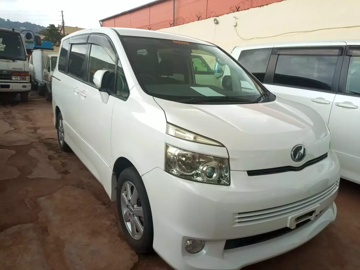 Toyota Voxy    - 2008