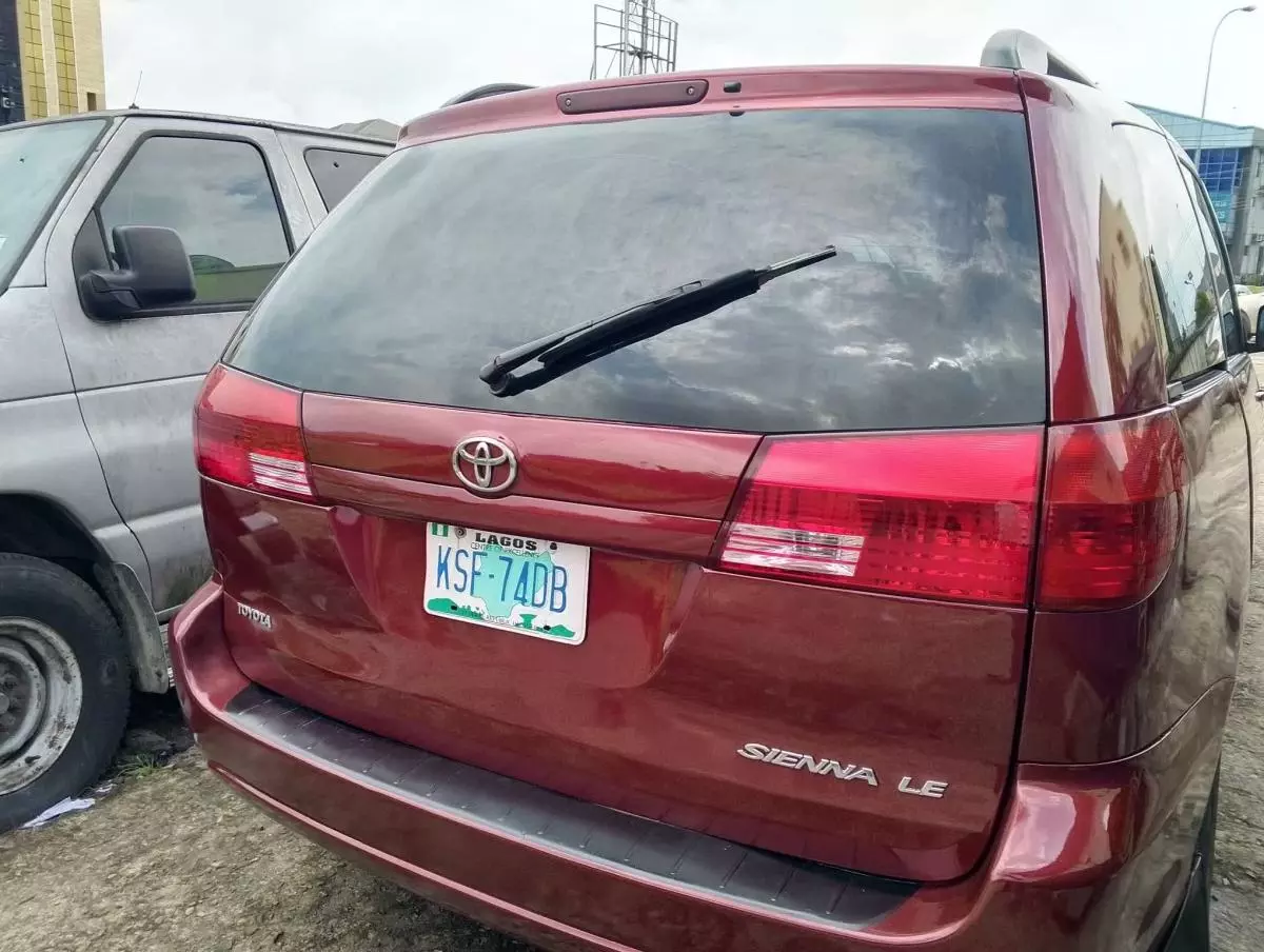 Toyota Sienna   - 2004