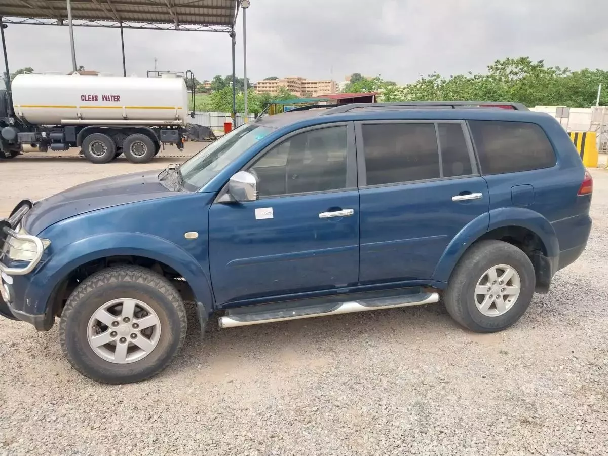 Mitsubishi Pajero Sport   - 2011