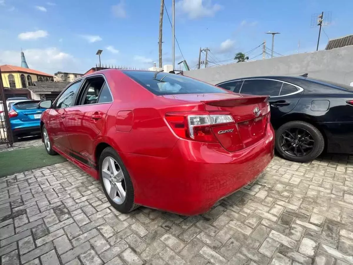 Toyota Camry   - 2012