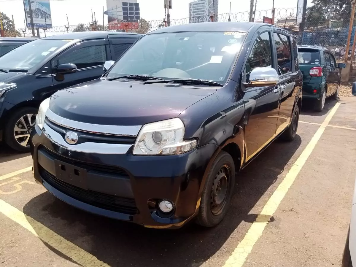 Toyota Sienta   - 2011