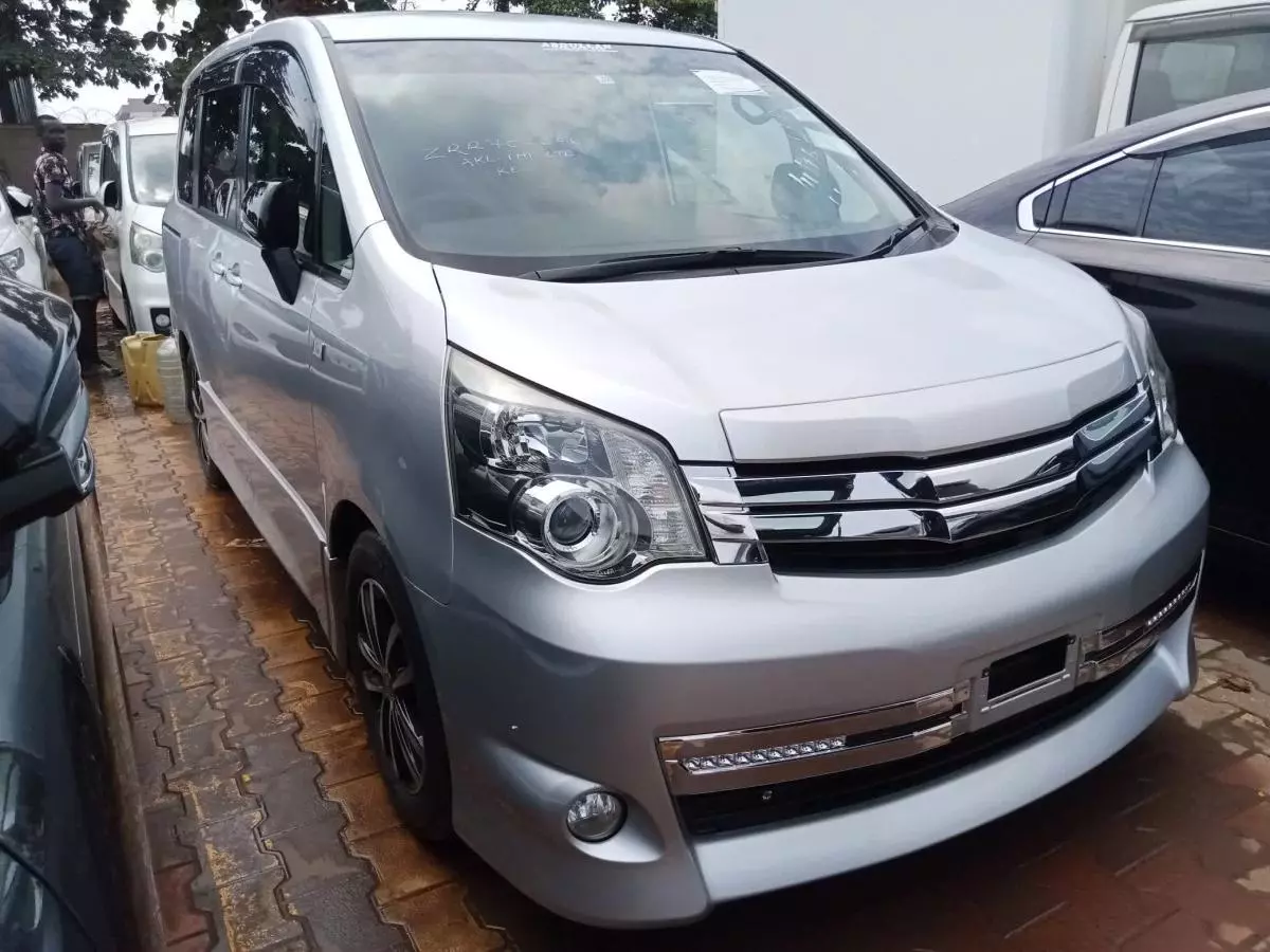 Toyota Noah   - 2011