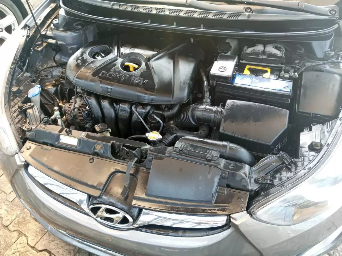Hyundai Elantra - 2012