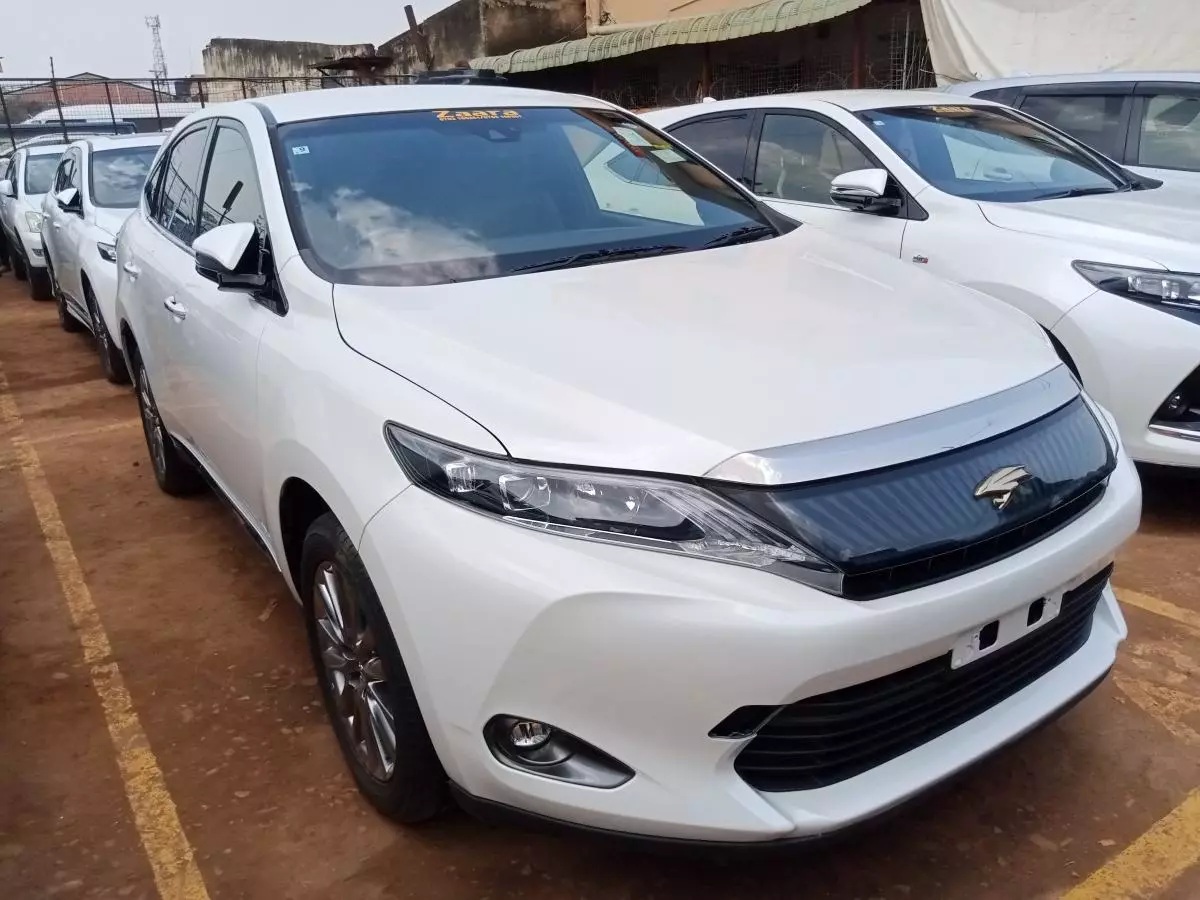 Toyota Harrier   - 2017