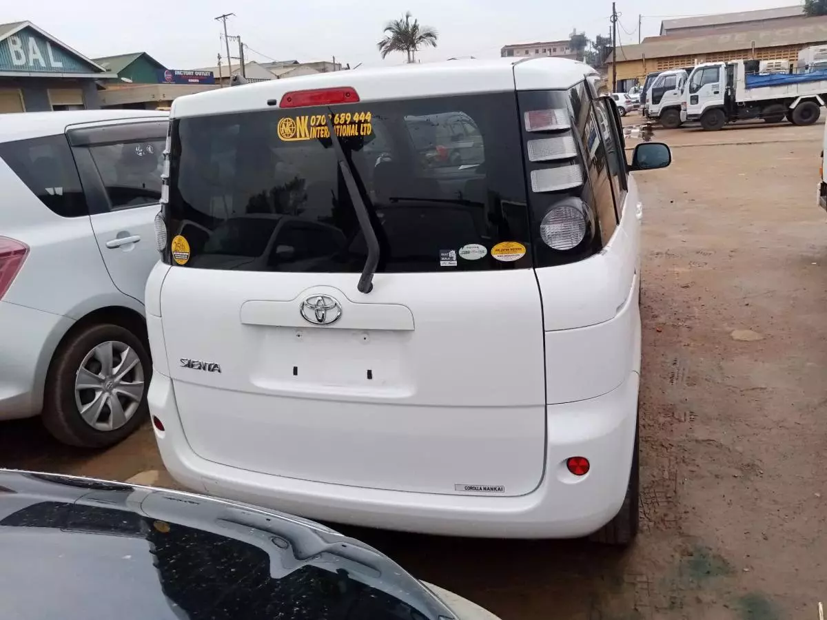 Toyota Sienta   - 2009