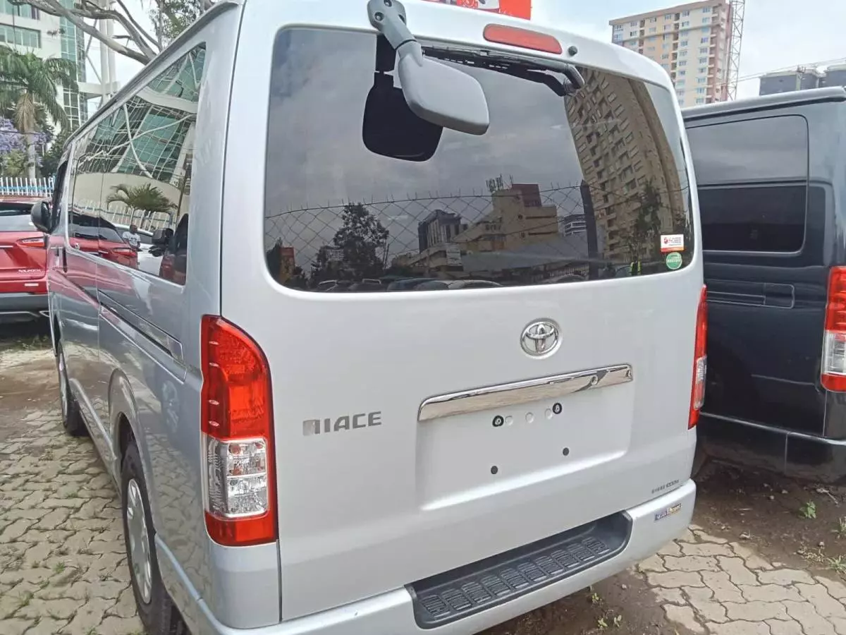 Toyota Hiace   - 2017