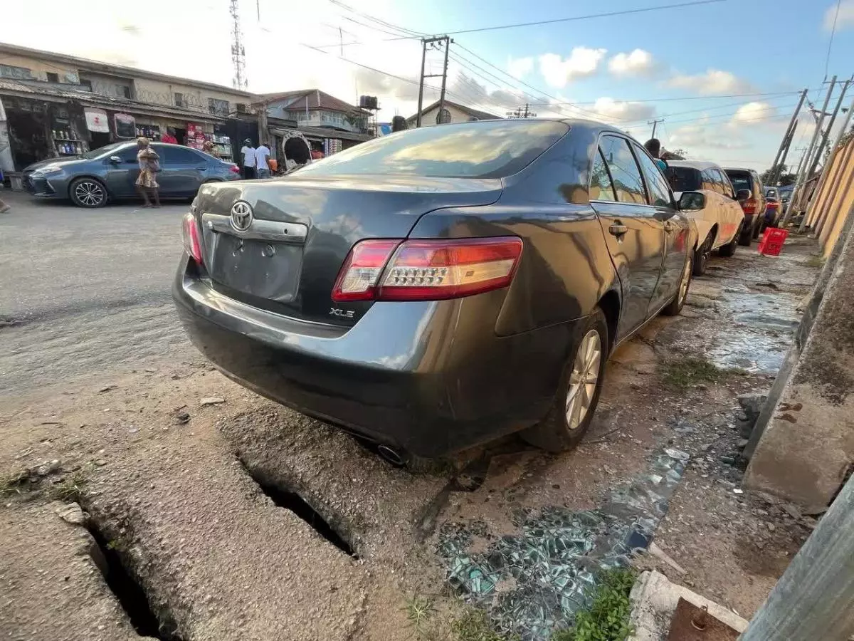 Toyota Camry   - 2011